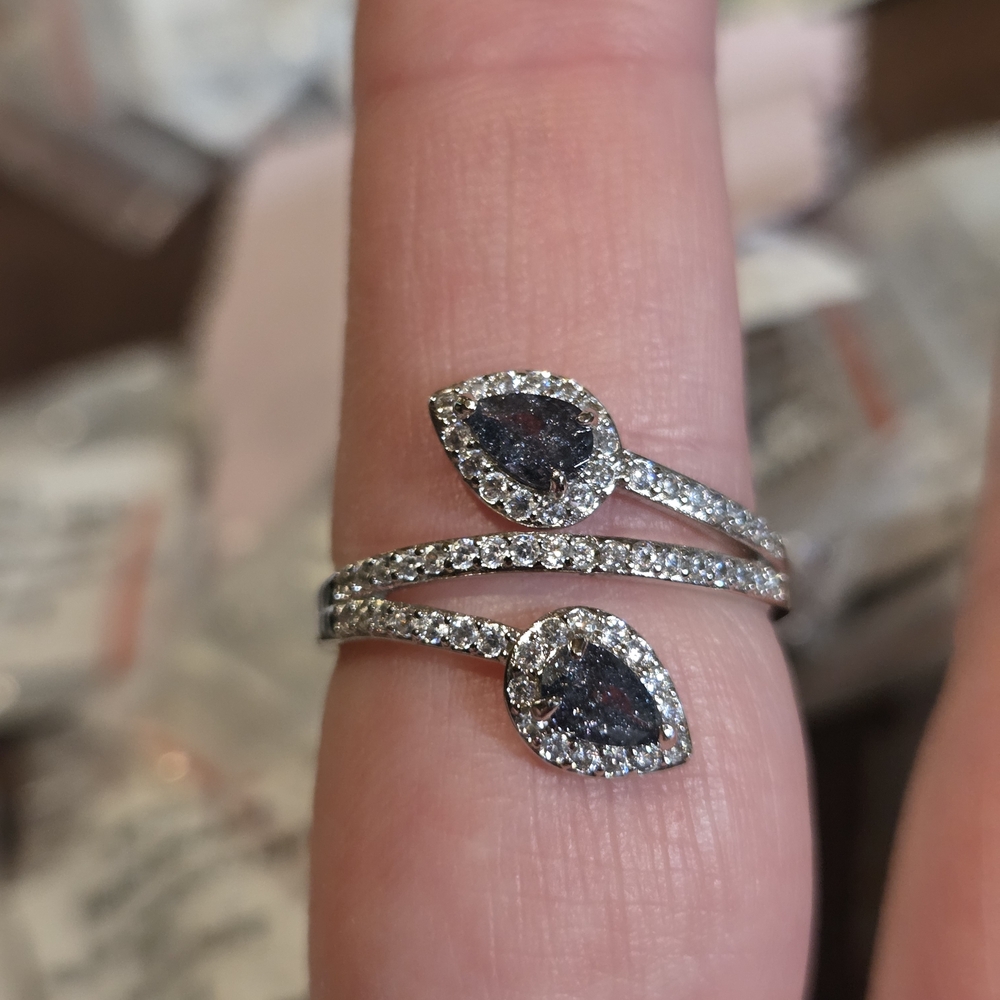 Elegant Silver and Black Teardrop Ring